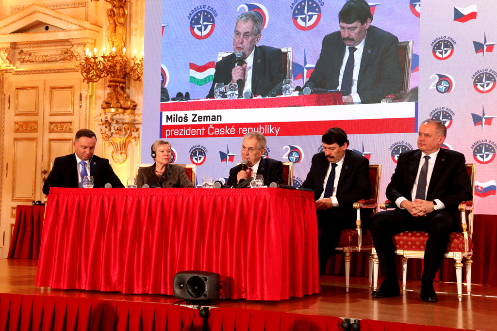 V rámci ceremonie k připomenutí 15/20 let od vstupu zemí V4 do NATO hovořil prezident Polska Andrzej Duda, zástupkyně generálního tajemníka NATO Rose Gottemoeller, prezident ČR Miloš Zeman, prezident Maďarska János Áder a prezident Slovenska Andrej Kiska