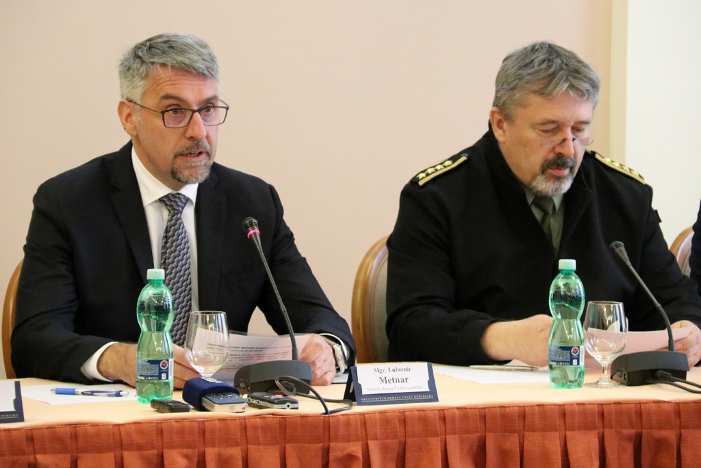 V úvodu jednání s možnými dodavateli ve veřejné zakázce na pořízení BVP vystoupili s projevem ministr obrany Lubomír Metnar (vlevo) a náčelník Generálního štábu AČR armádní generál Aleš Opata