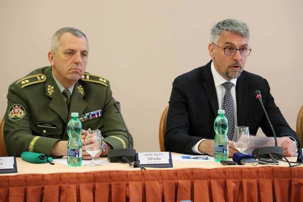 Ministr obrany Lubomír Metnar a ředitel sekce rozvoje sil MO generálmajor Ivo Střecha