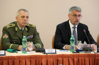 Ministr obrany Lubomír Metnar a ředitel sekce rozvoje sil MO generálmajor Ivo Střecha