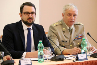 Pověřený náměstek ministra obrany pro řízení sekce vyzbrojování a akvizic Filip Říha a plukovník Ctirad Gazda, oddělení projektu pořízení BVP