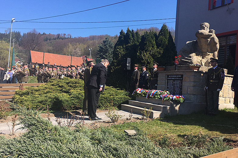 Oba se kloní památce těch, kteří zemřeli před 74 lety