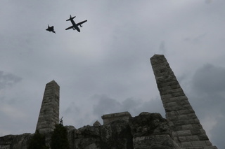 Přelet slovenského letounu C-27 Spartan a italského stíhacího letounu Eurofigher Typhoon nad Mohylou M. R. Štefánika v Brezové pod Bradlom