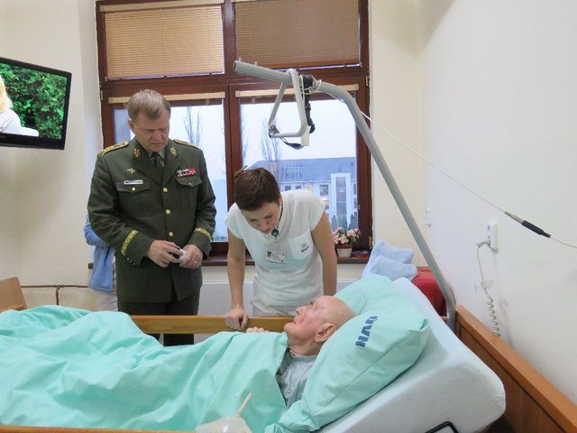 Generálporučík Josef Bečvář si prohlédl pokoje Oddělení sociální péče