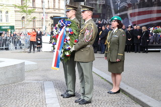  Za věncem společným pro resort ministerstva obrany a armády stála brigádní generálka Lenka Šmerdová