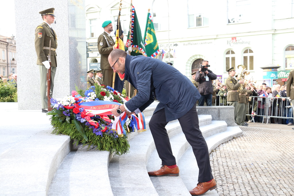  Náměstek ministra obrany Pavel Beran upravoval stuhy na věnci