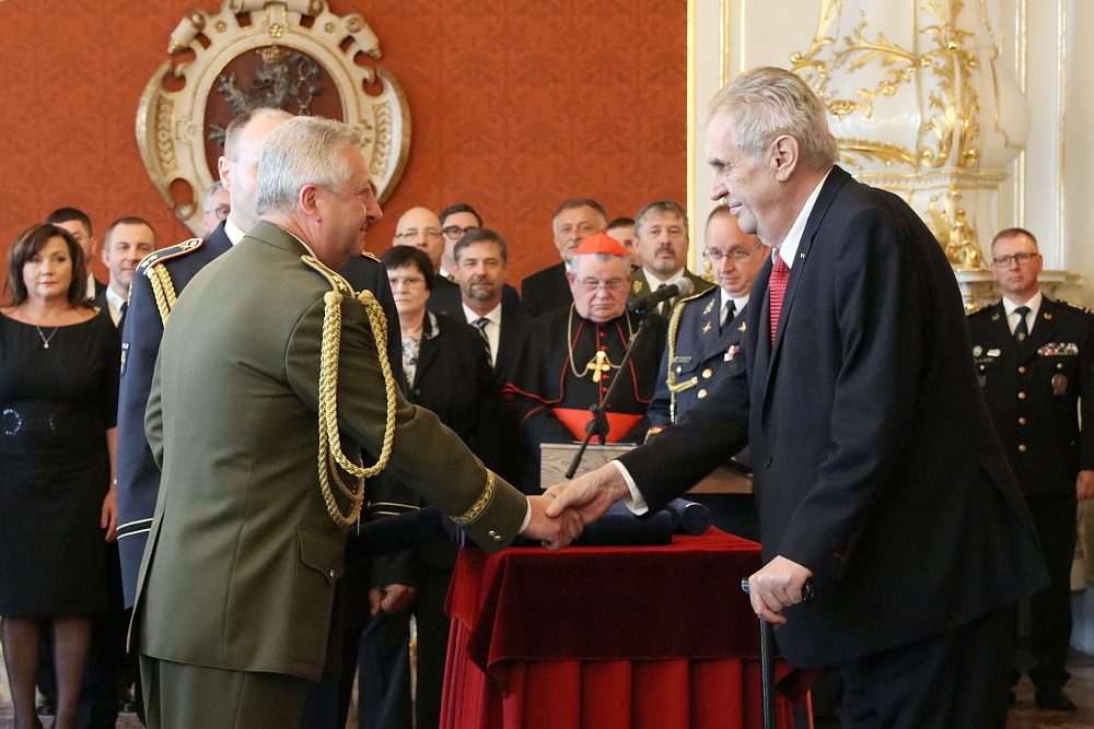 Prezident republiky Miloš Zeman gratuluje prvnímu zástupci náčelníka Generálního štábu AČR Jaromíru Zůnovi, kterého povýšil do hodnosti generálporučíka