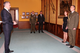 Ministr obrany Lubomír Metnar ocenil profesora pplk. Petra Stodolu za jeho přínos pro Univerzitu obrany v Brně