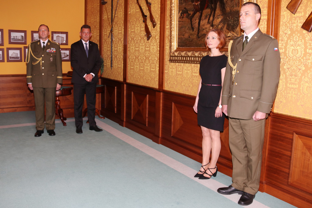  Slavnostního okamžiku v budově Ministerstva obrany se zúčastnil brigádní generál profesor Bohuslav Přikryl, rektor velitel Univerzity obrany, Petr Vančura, státní tajemník Ministerstva obrany, Jana Stodolová a pplk. profesor Petr Stodola (zleva)