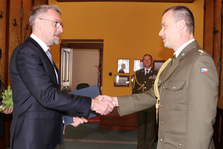 Ministr obrany Lubomír Metnar při gratulaci pplk. profesoru Petru Stodolovi, který získal titul na Katedře zpravodajského zabezpečení Fakulty vojenského leadershipu Univerzity obrany