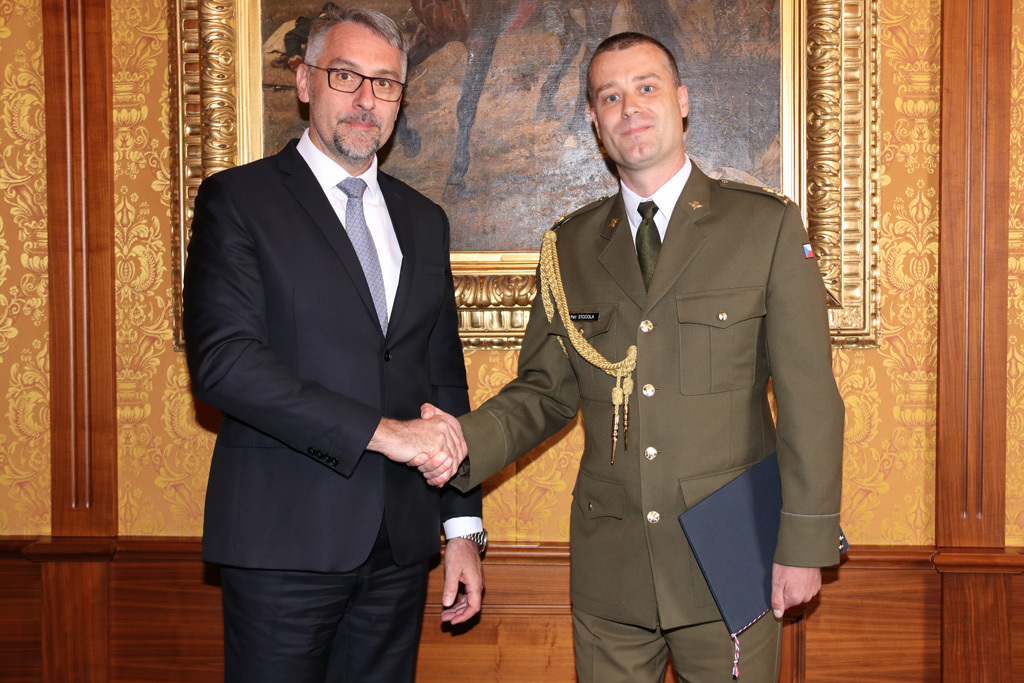   Ministr obrany Lubomír Metnar a pplk. profesor Petr Stodola