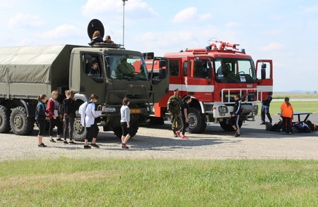 Velké zpestření  pro děti byla prohlídka letištní techniky