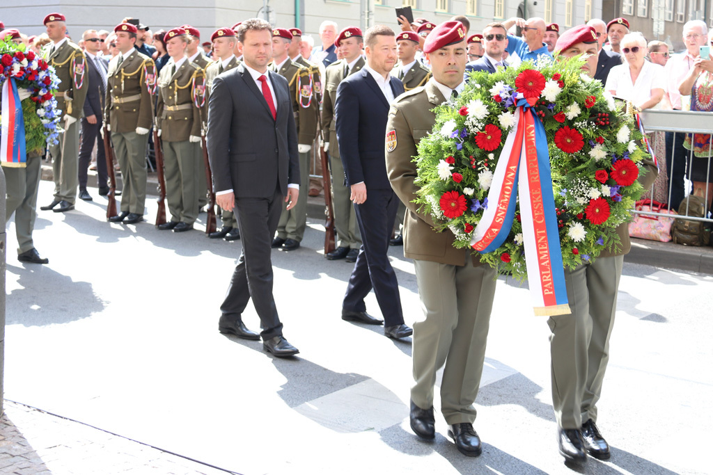 Věnec za Poslaneckou sněmovnu Parlamentu ČR přinesl předseda Radek Vondráček a místopředseda Tomio Okamura (zleva)