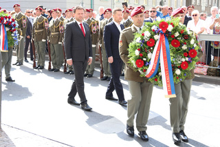 Věnec za Poslaneckou sněmovnu Parlamentu ČR přinesl předseda Radek Vondráček a místopředseda Tomio Okamura (zleva)