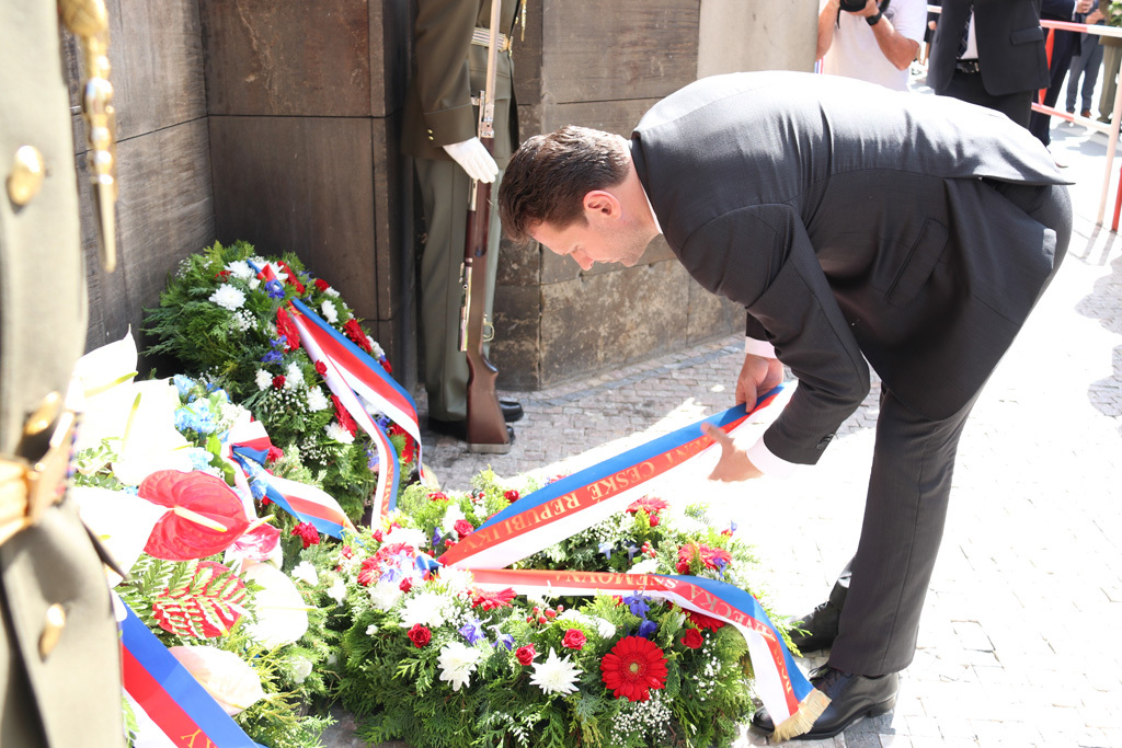 Předseda Poslanecké sněmovny Parlamentu ČR Radek Vondráček upravuje stuhu na věnci
