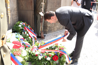 Předseda Poslanecké sněmovny Parlamentu ČR Radek Vondráček upravuje stuhu na věnci