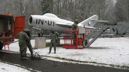 Na letišti v Bechyni procvičovali reakci na útok špinavou bombou