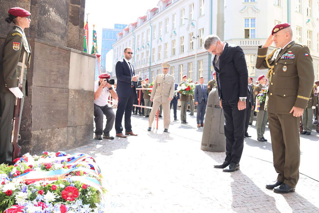 Ministr obrany Lubomír Metnar si památku parašutistů připomněl se zástupcem náčelníka Generálního štábu – náčelníkem štábu generálmajorem Miroslavem Hlaváčem