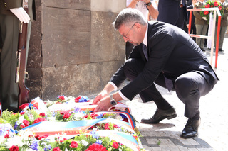 Ministr obrany Lubomír Metnar upravuje stuhu na věnci, který byl společný pro Ministerstvo obrany ČR a Armádu ČR