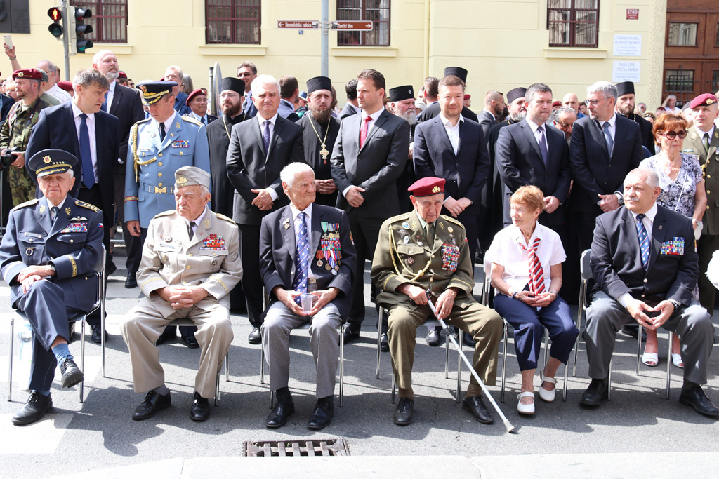Druhováleční veteráni v Resslově ulici armádní generál v. v. Emil Boček, generálmajor v. v. Miroslav Masopust, podplukovník v. v. Tichomír Mirkovič a brigádní generál v. v. Václav Kuchynka (zleva)