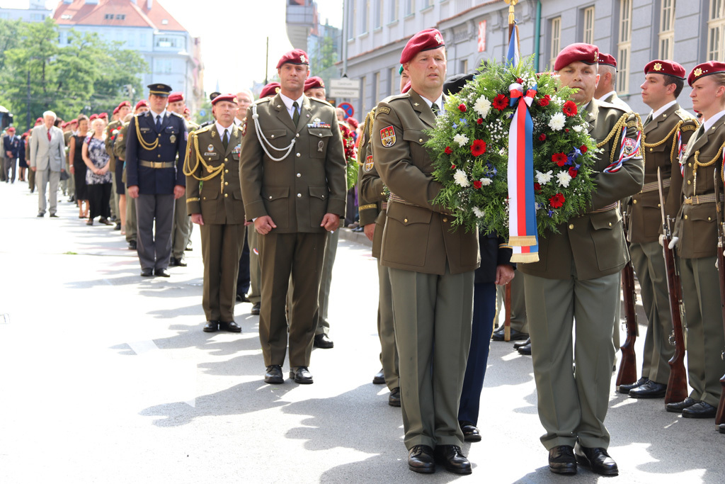 Řada těch, kteří přinesli věnce či kytice, byla opravdu dlouhá