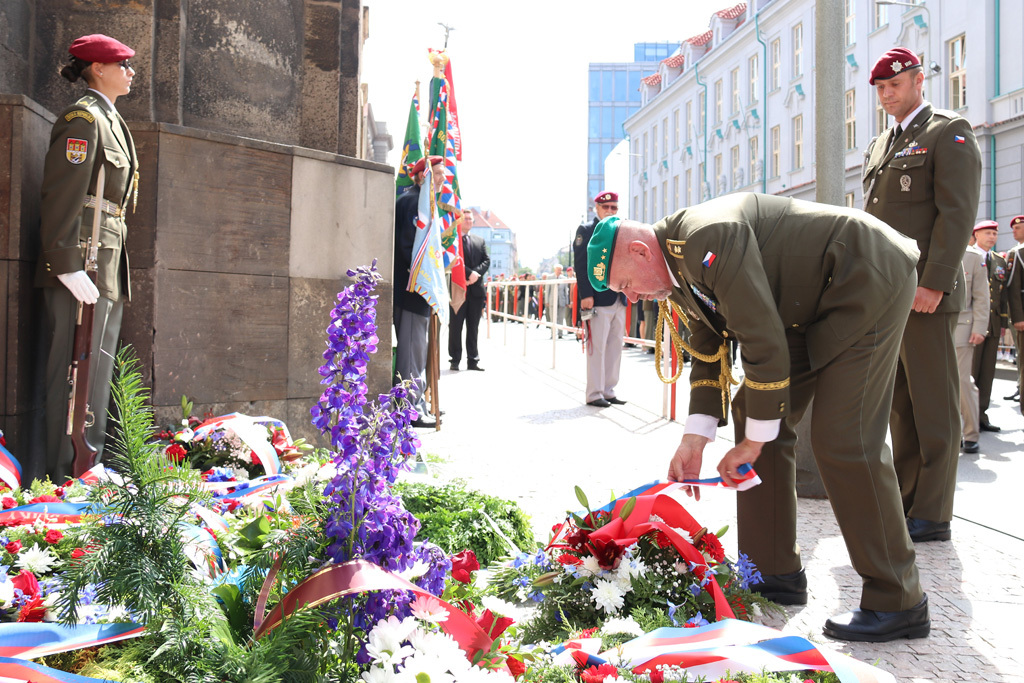 Velitel Pozemních sil AČR generálmajor Josef Kopecký urovnává stuhu na věnci před zdí chrámu sv. Cyrila a Metoděje