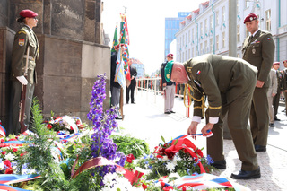 Velitel Pozemních sil AČR generálmajor Josef Kopecký urovnává stuhu na věnci před zdí chrámu sv. Cyrila a Metoděje