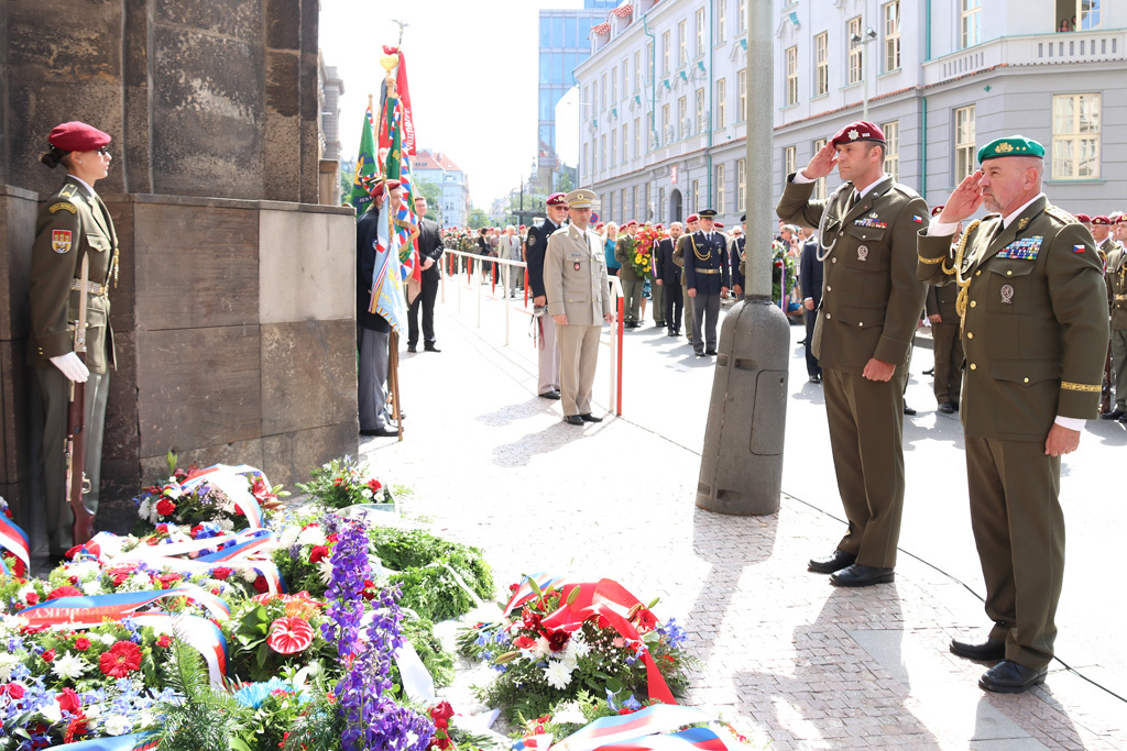 Velitel Pozemních sil AČR generálmajor Josef Kopecký si připomněl hrdinství parašutistů