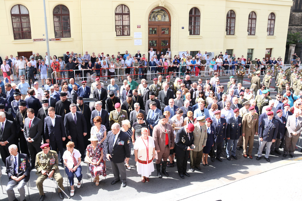 Prostor před chrámem sv. Cyrila a Metoděje byl beznadějně zaplněný