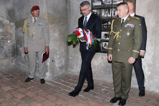 Ministr obrany Lubomír Metnar a generálmajor Miroslav Hlaváč v kryptě chrámu sv. Cyrila a Metoděje, kde se parašutisté před 77 lety schovávali a i zde bojovali