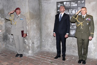 Minuta ticha za tónů Večerky, památku uctívá plukovník gšt. Josef Trojánek, ministr obrany Lubomír Metnar a generálmajor Miroslav Hlaváč (zleva)