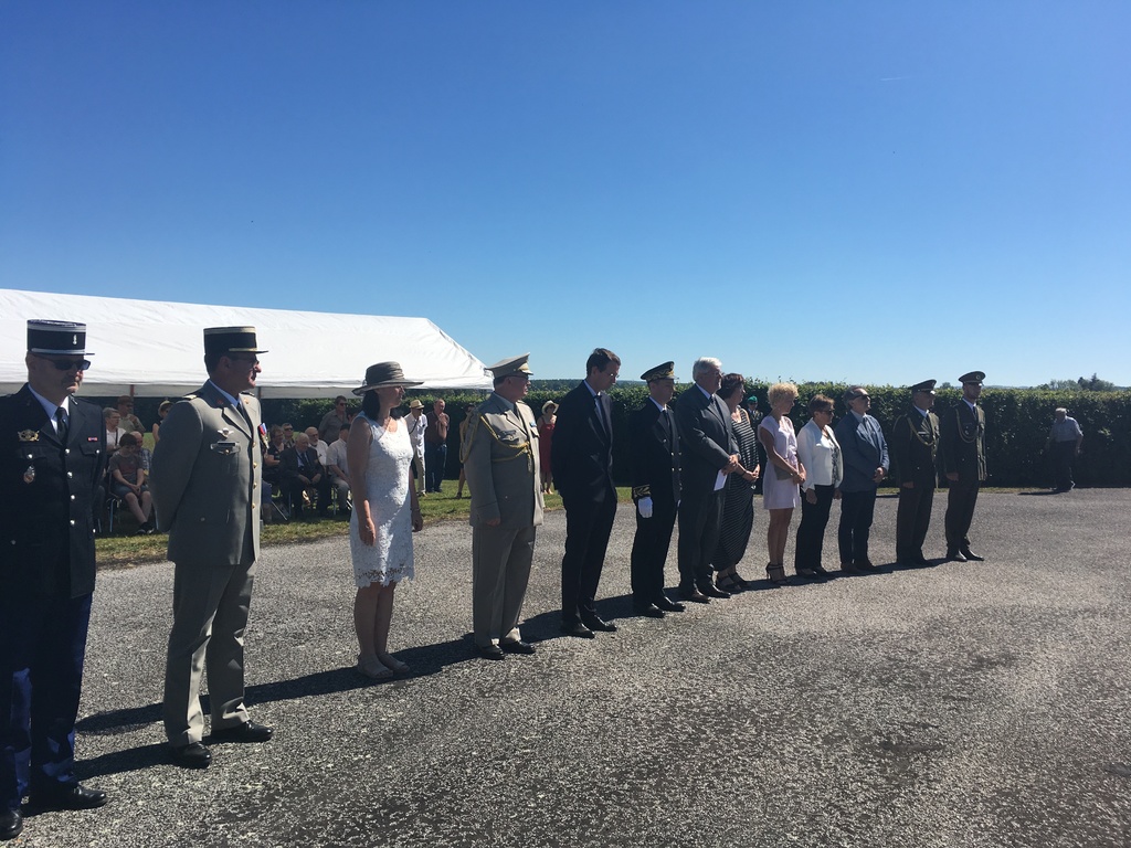 Slavnostní ceremoniál u československo-francouzského památníku v Darney 