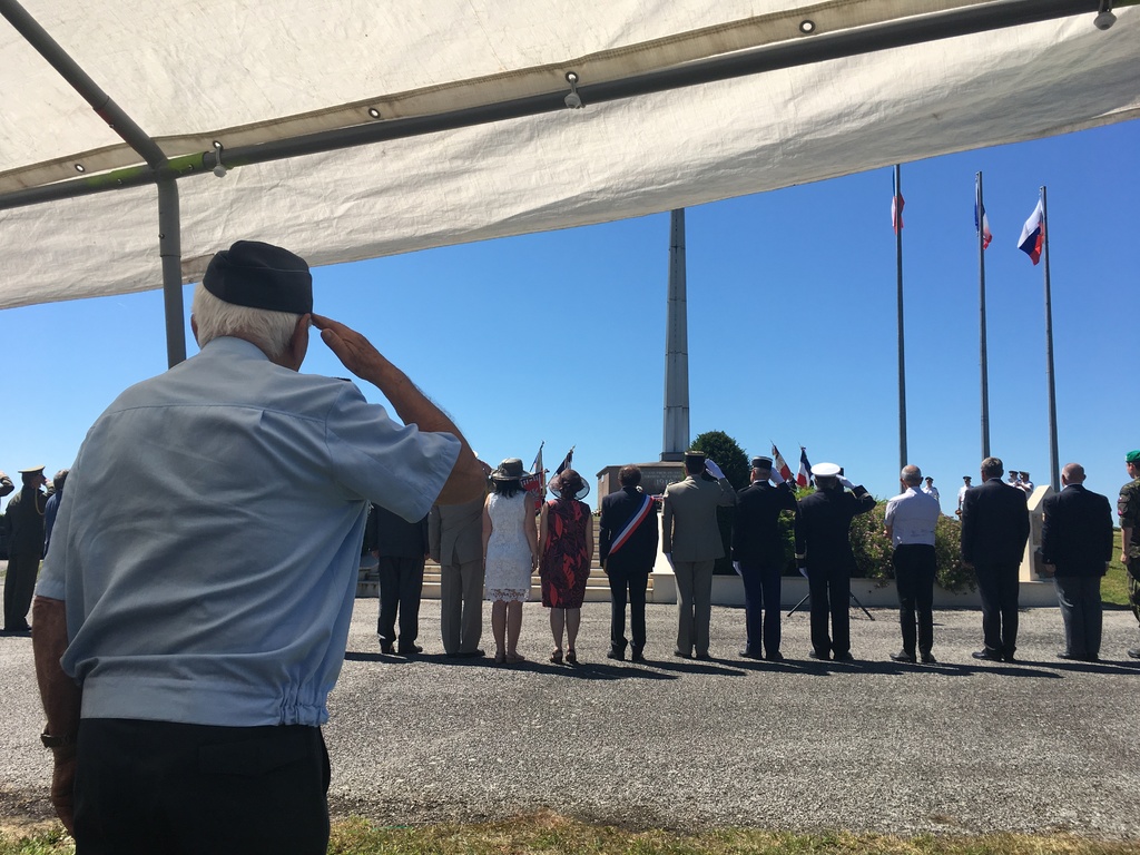 Slavnostní ceremoniál u československo-francouzského památníku v Darney 