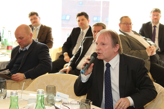 Zástupci firem využili možnosti položit ministrovi dotazy k akvizicím i připravenosti AČR k obraně země