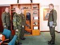 Generálu Bečvářovi doložili předání a převzetí funkce velitele 4.brn plukovník gšt. Miroslav Hlaváč a plukovník gšt. Roman Náhončík.