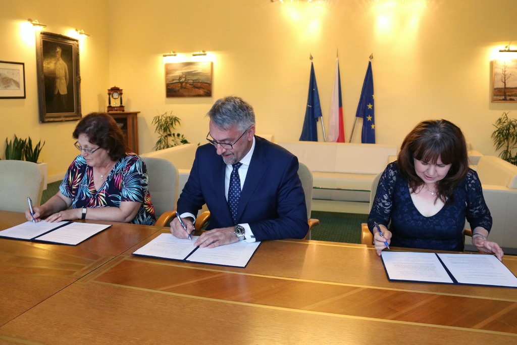 Ministr obrany s předsedkyněmi odborových organizací podepisuje doplněk Kolektivní smlouvy