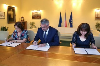 Ministr obrany s předsedkyněmi odborových organizací podepisuje doplněk Kolektivní smlouvy