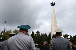 Naposledy se pokládaly věnce u Památníku sovětské armády ve Svidníku.