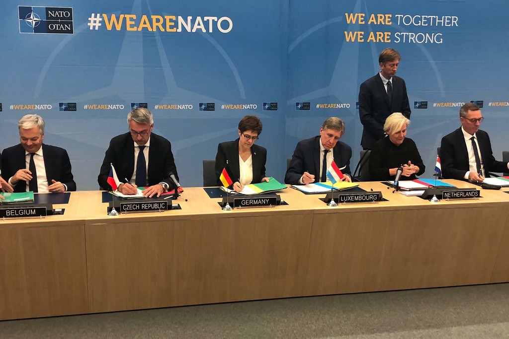 Lubomír Metnar na okraj zasedání ministrů obrany NATO v Bruselu svým podpisem stvrdil oficiální přistoupení České republiky k Mnohonárodní flotile víceúčelových tankovacích a transportních letadel (Multinational Multi-Role Tanker Transport Fleet – MMF). 