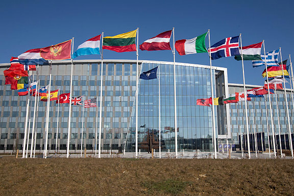 Vlajky členských států před centrálou NATO v Bruselu