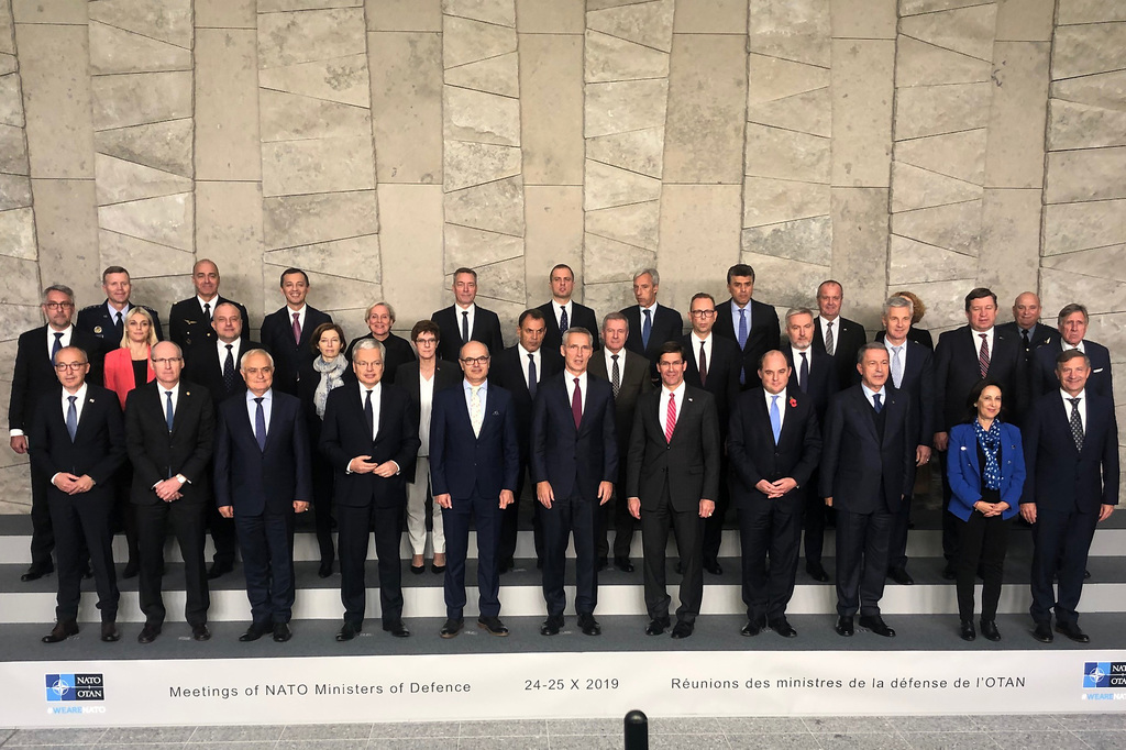 Společná fotografie ministrů obrany NATO