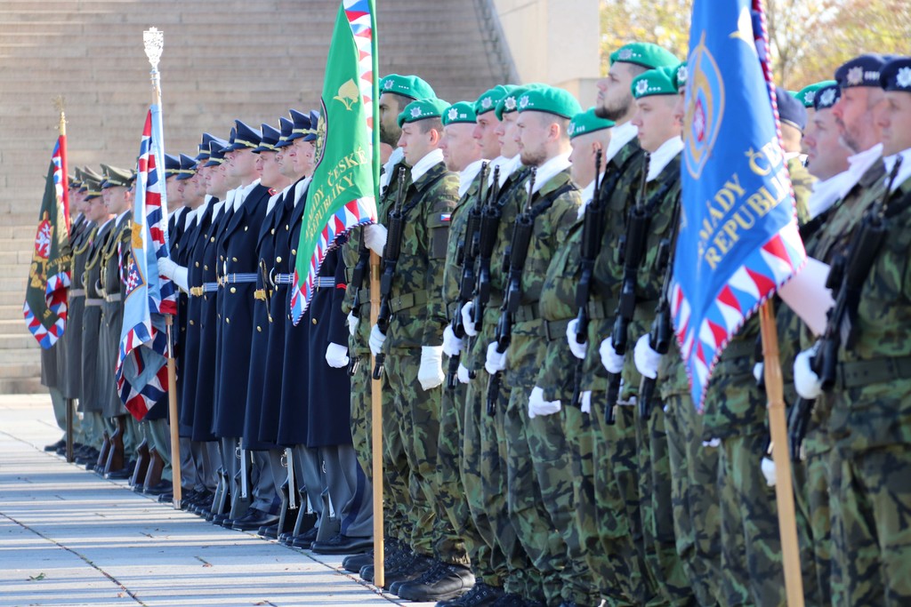 Jednotky nastoupené na Čestném dvoře Národního památníku na Vítkově