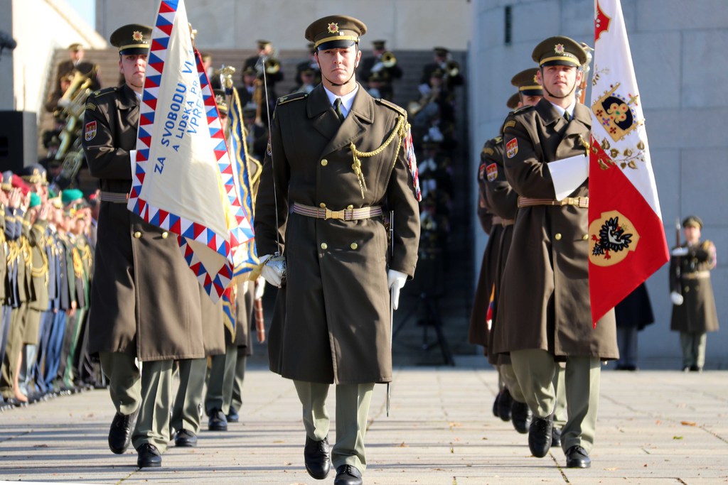 V úvodu ceremoniálu byly přineseny historické armádní prapory