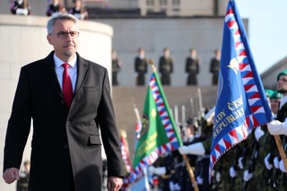 Ministr obrany Lubomír Metnar v doprovodu náčelníka Generálního štábu AČR armádního generála Aleše Opaty provedl přehlídku nastoupených jednotek