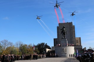 Nad památníkem prolétly armádní vrtulníky, které na obloze vytvořily trikoloru v národních barvách, za nimi stíhačky JAS-39 Gripen