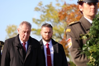 Jako první položil věnec k památníku prezident Miloš Zeman