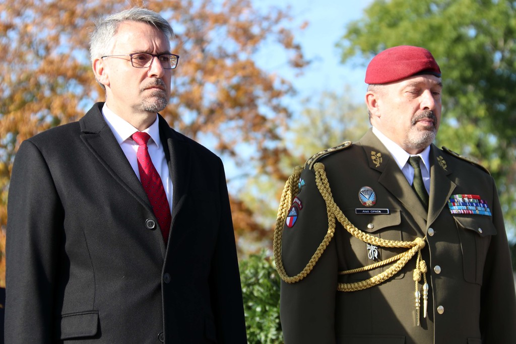 Ministr obrany a náčelník Generálního štábu AČR před položením věnce k památníku