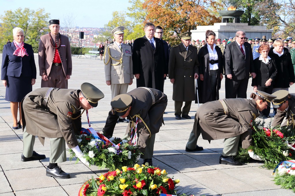 Věnec k památníku položili také zástupci veteránských organizací
