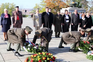 Věnec k památníku položili také zástupci veteránských organizací