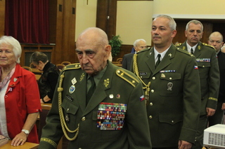 V čele česných hostů do sálu vstoupil místopředseda Československé obce legionářské brigádní generál Václav Kuchynka